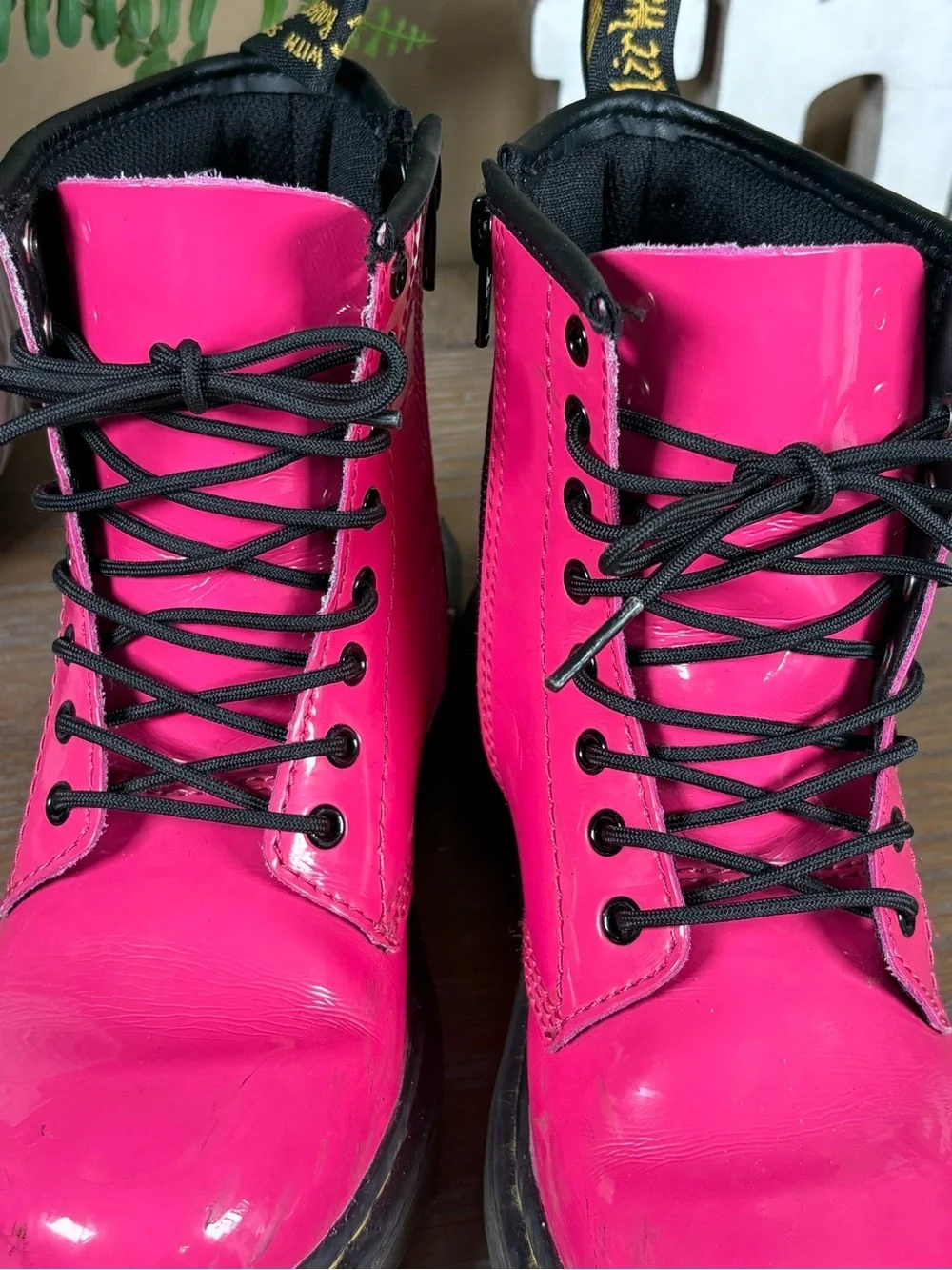 DR MARTENS DELANEY HOT PINK PATENT LAMPER BOOTS JUNIOR GIRLS SIZE 2